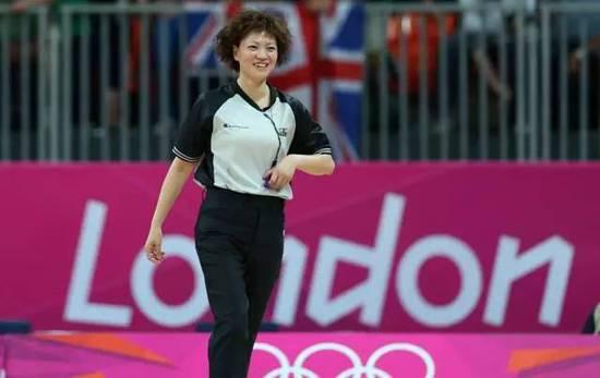 女裁判篮球头条,赛场风云再起，女性力量闪耀篮球界”