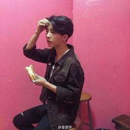 成都网红跳舞帅哥叫啥,舞动青春，魅力四射