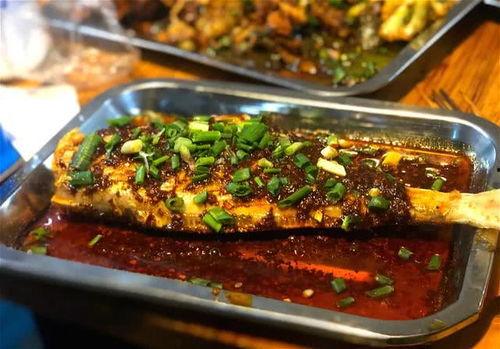 网红妹吃烧烤,美味诱惑引网友热议